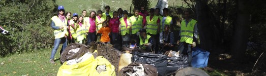 Voluntarios rehabilitando un entorno degradado